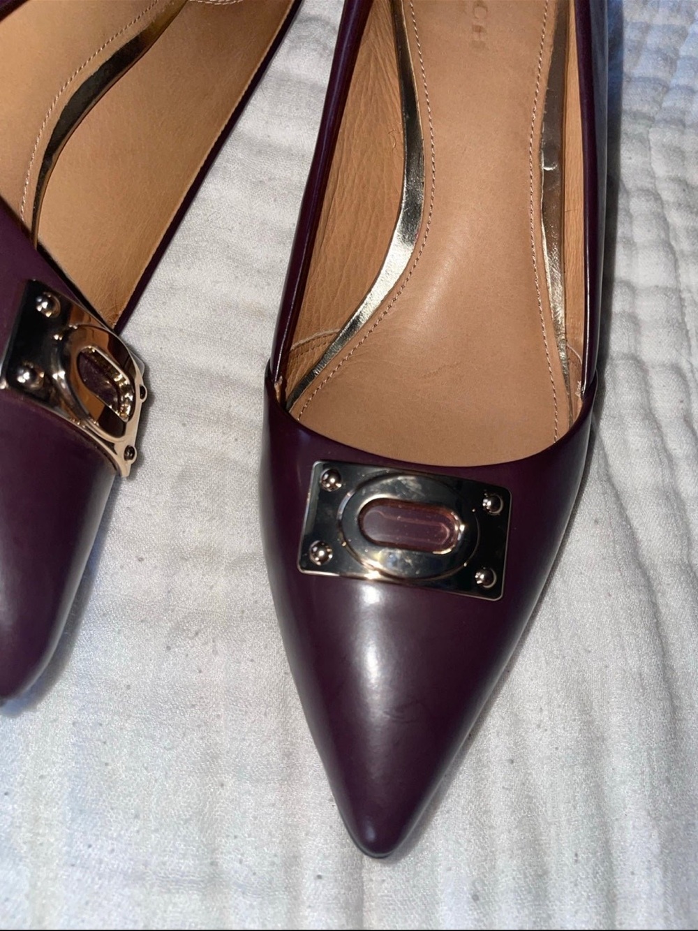 Coach Pointed-Toe Leather Pumps in Burgundy with Gold Plaque US 8 - Picture 4 of 11